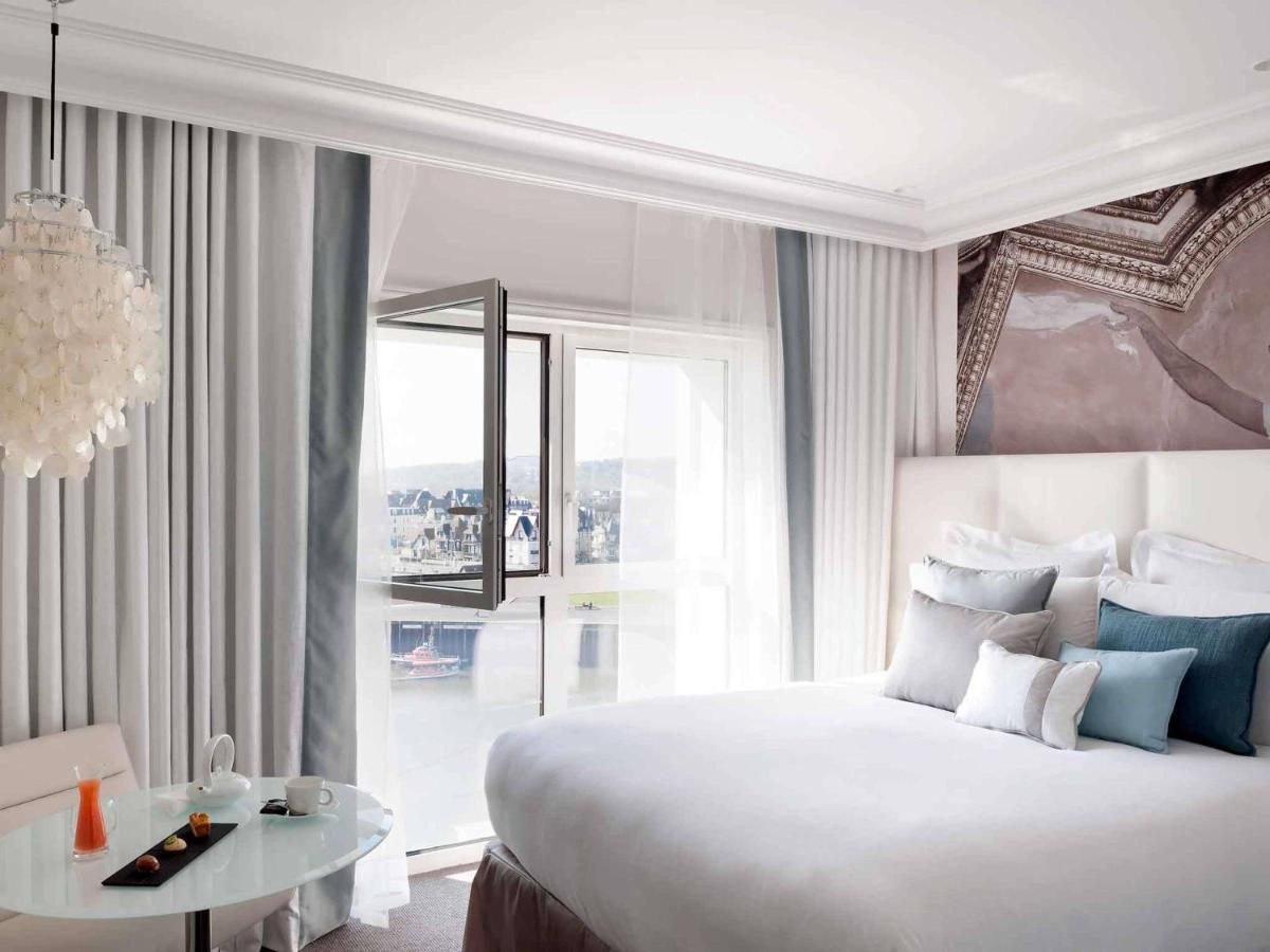 Un ou plusieurs lits dans un hébergement de l'établissement Cures Marines Hotel Thalasso & Spa Trouville - MGallery Collection