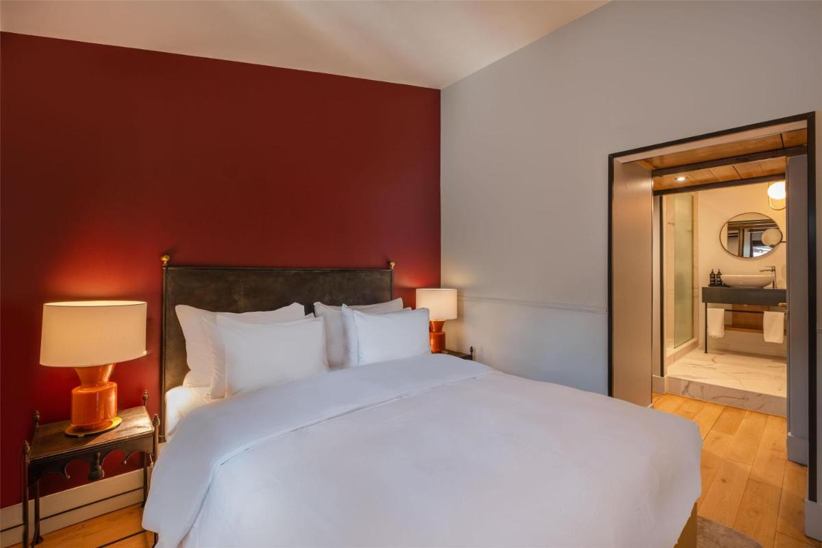 Un ou plusieurs lits dans un hébergement de l'établissement Cour des Loges Lyon, A Radisson Collection Hotel