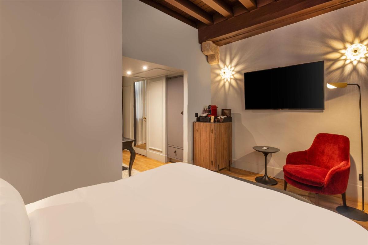 Télévision ou salle de divertissement dans l'établissement Cour des Loges Lyon, A Radisson Collection Hotel