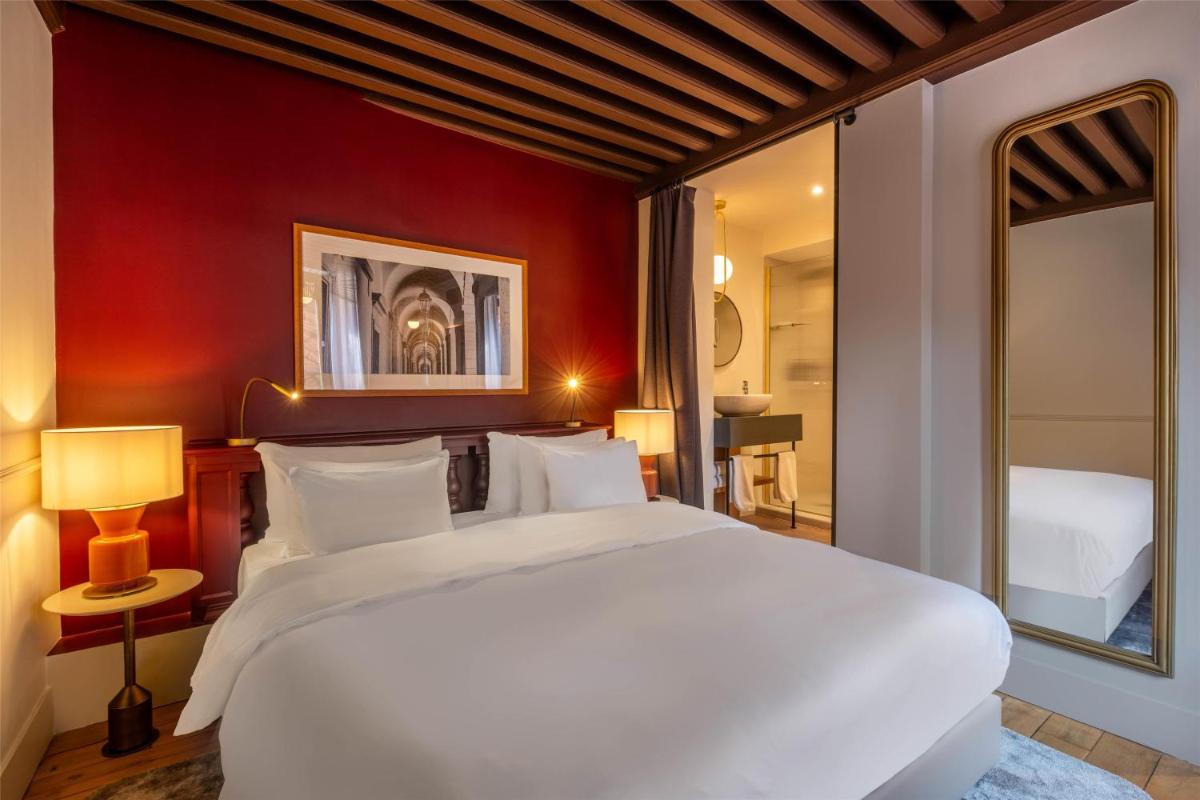 Un ou plusieurs lits dans un hébergement de l'établissement Cour des Loges Lyon, A Radisson Collection Hotel