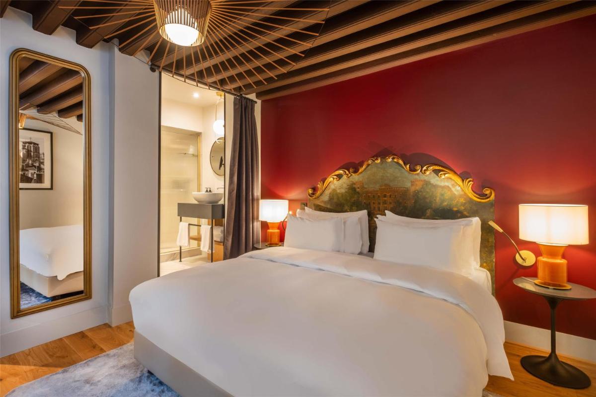 Un ou plusieurs lits dans un hébergement de l'établissement Cour des Loges Lyon, A Radisson Collection Hotel