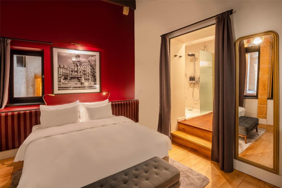 Un ou plusieurs lits dans un hébergement de l'établissement Cour des Loges Lyon, A Radisson Collection Hotel