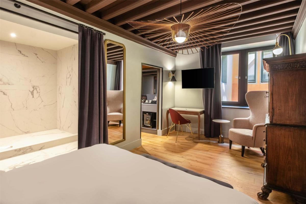 Télévision ou salle de divertissement dans l'établissement Cour des Loges Lyon, A Radisson Collection Hotel