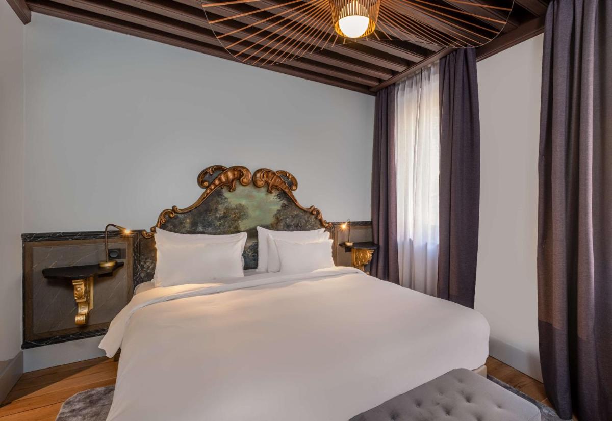 Un ou plusieurs lits dans un hébergement de l'établissement Cour des Loges Lyon, A Radisson Collection Hotel