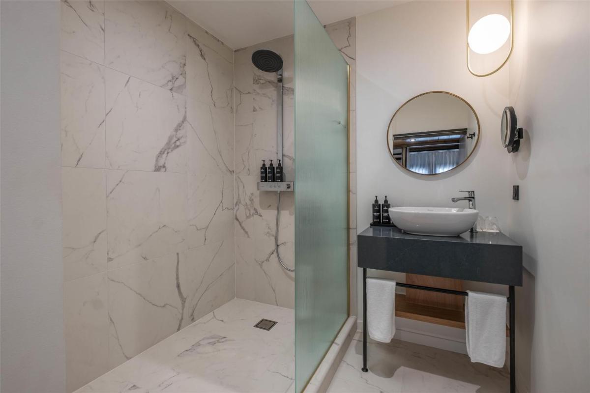Salle de bains dans l'établissement Cour des Loges Lyon, A Radisson Collection Hotel