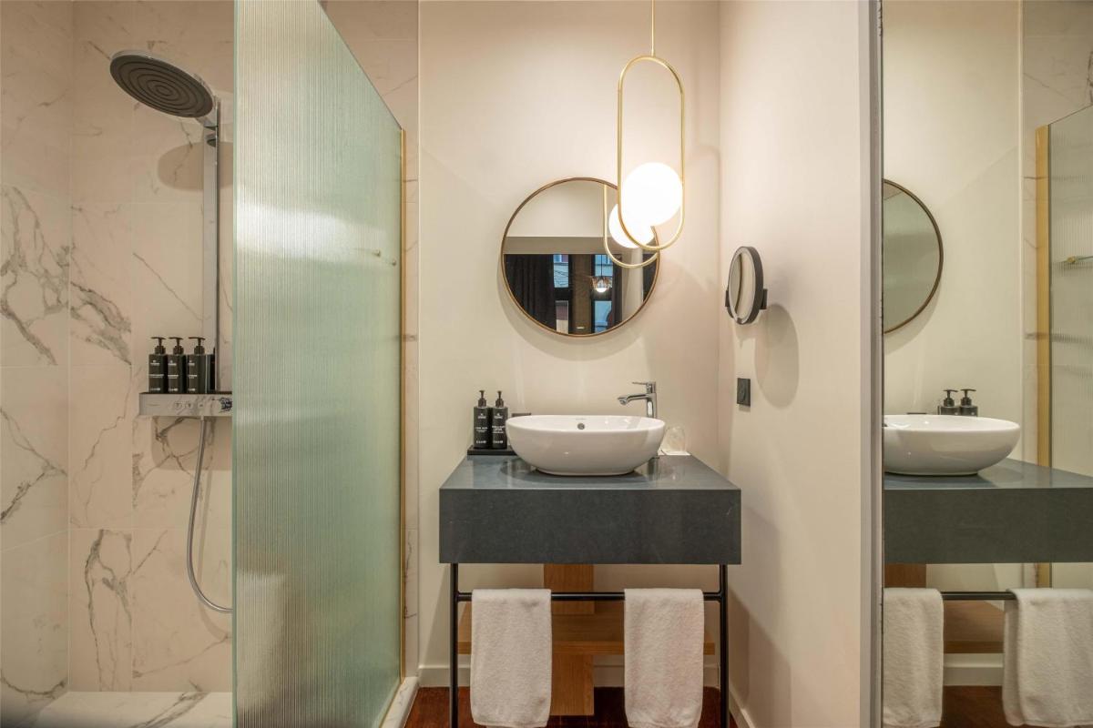 Salle de bains dans l'établissement Cour des Loges Lyon, A Radisson Collection Hotel