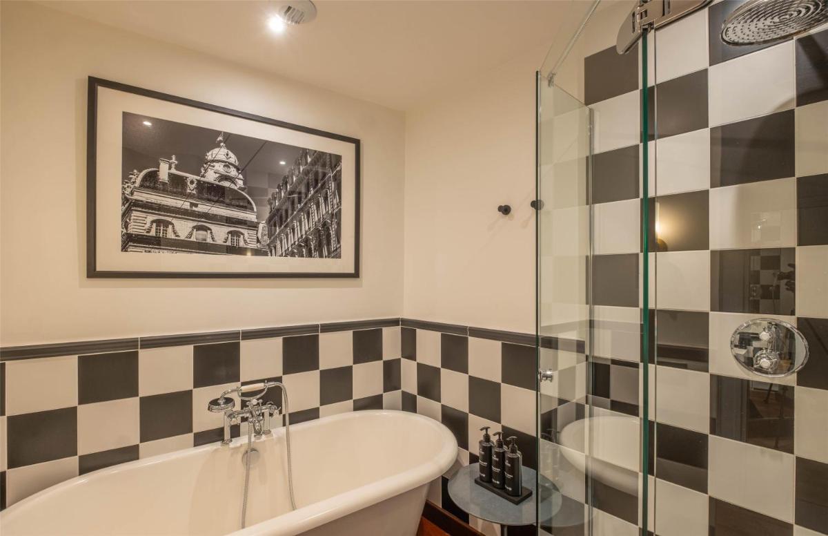Salle de bains dans l'établissement Cour des Loges Lyon, A Radisson Collection Hotel