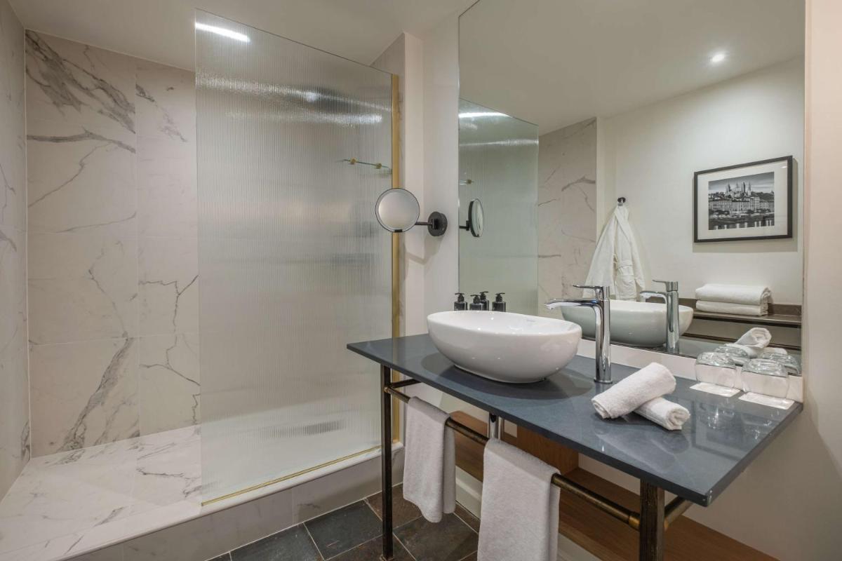 Salle de bains dans l'établissement Cour des Loges Lyon, A Radisson Collection Hotel