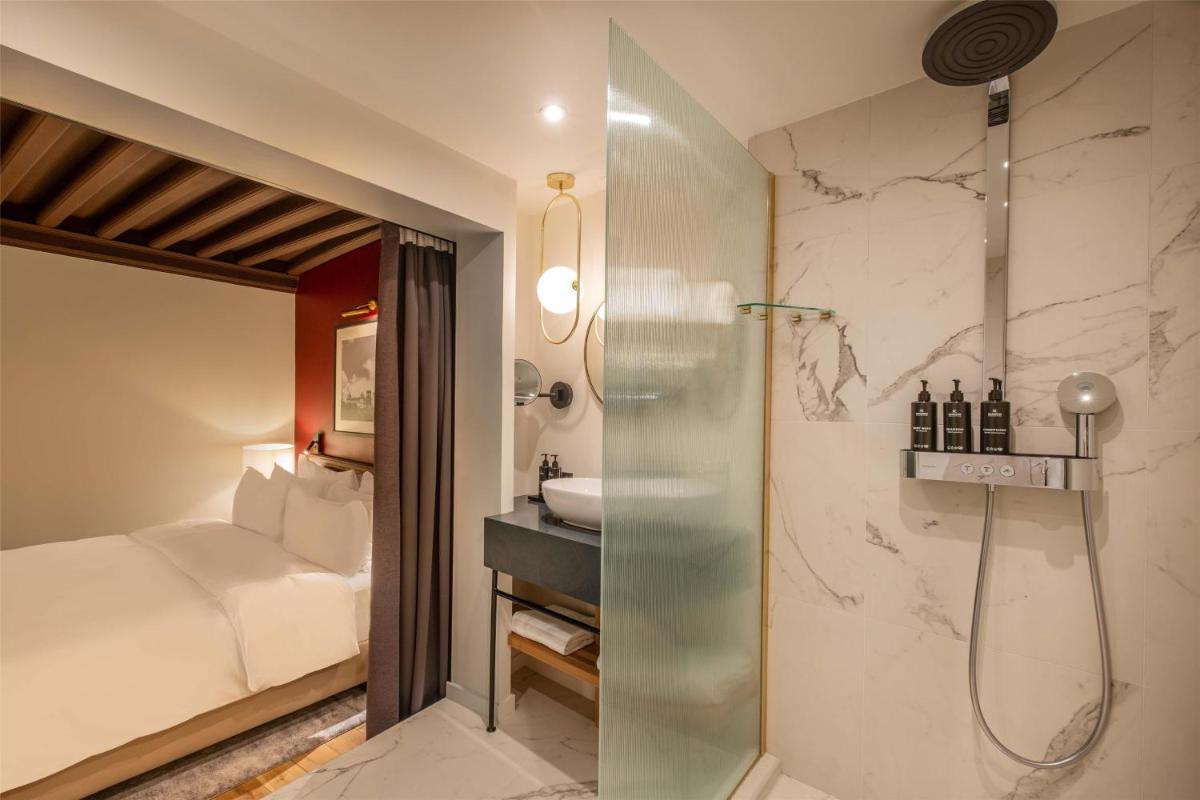 Salle de bains dans l'établissement Cour des Loges Lyon, A Radisson Collection Hotel