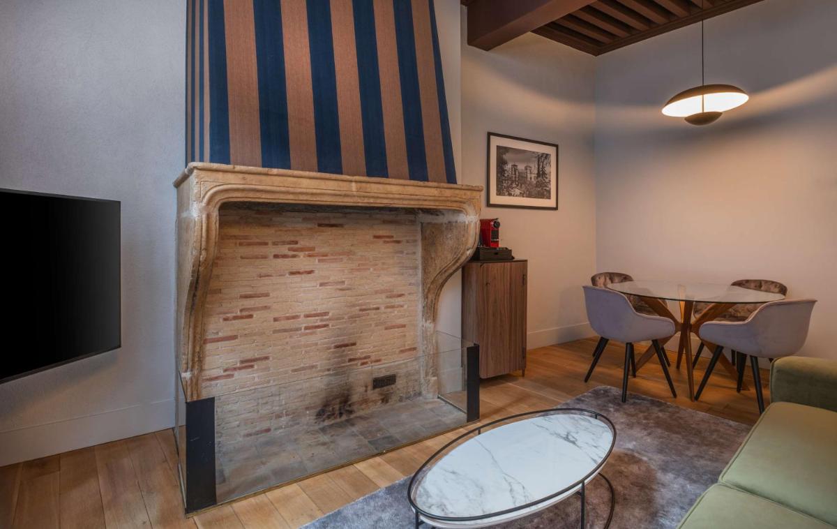 Télévision ou salle de divertissement dans l'établissement Cour des Loges Lyon, A Radisson Collection Hotel
