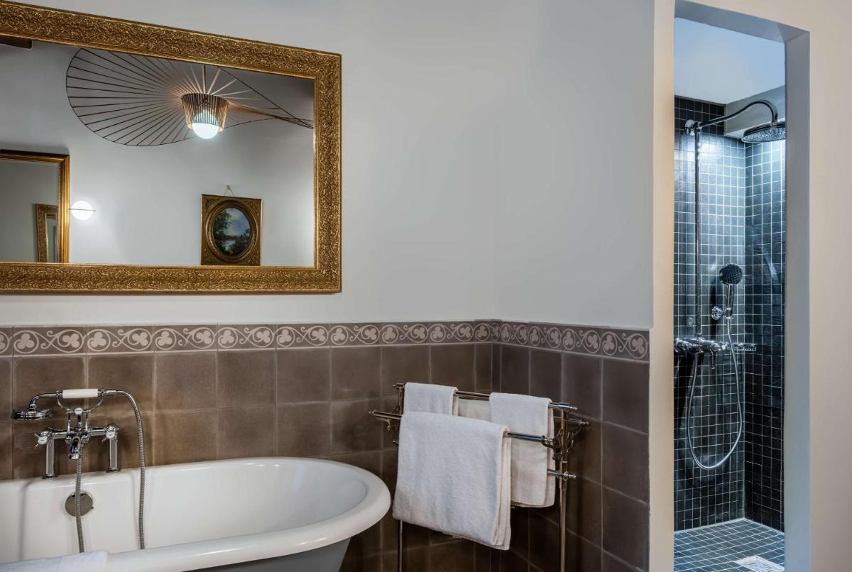 Salle de bains dans l'établissement Cour des Loges Lyon, A Radisson Collection Hotel