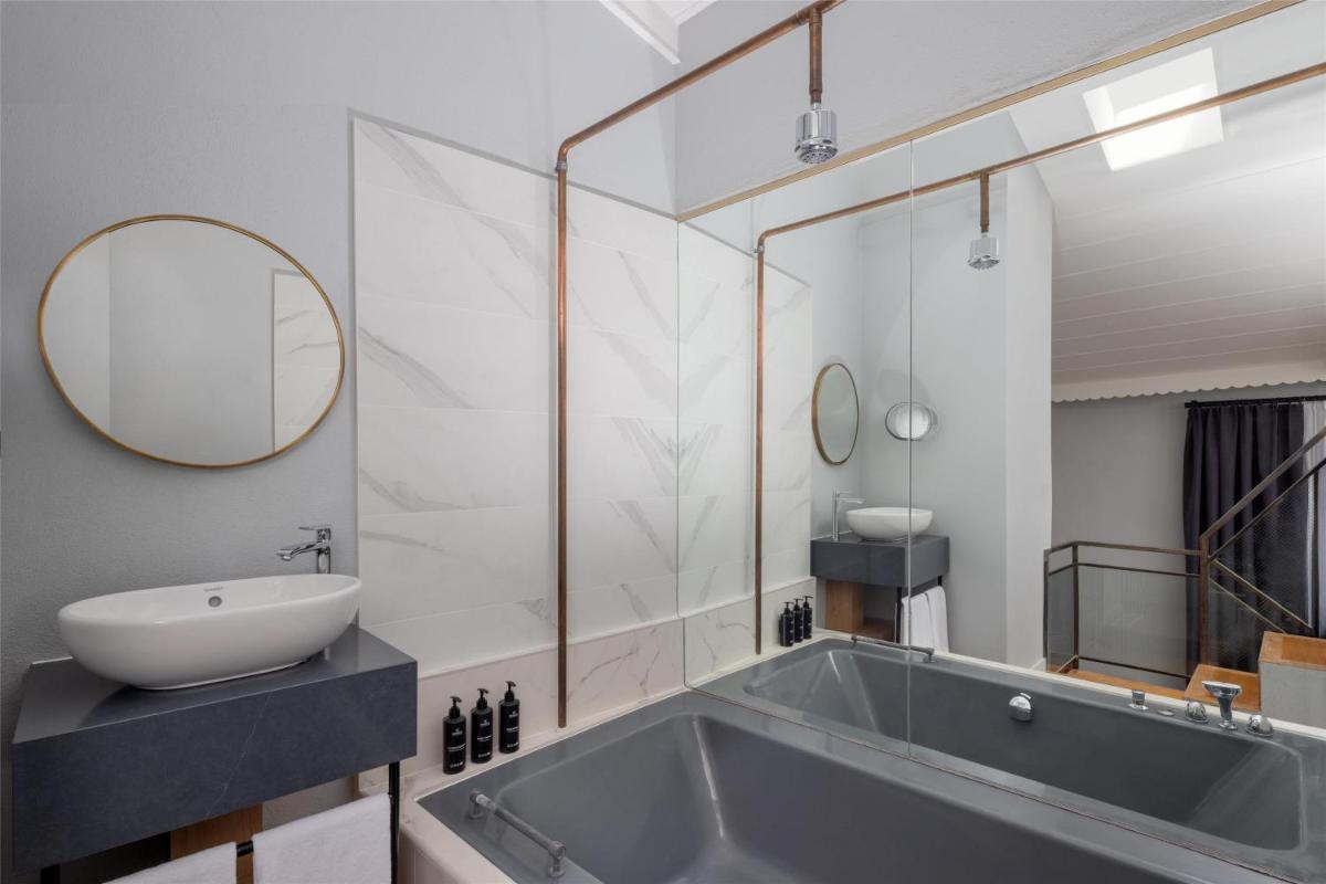 Salle de bains dans l'établissement Cour des Loges Lyon, A Radisson Collection Hotel