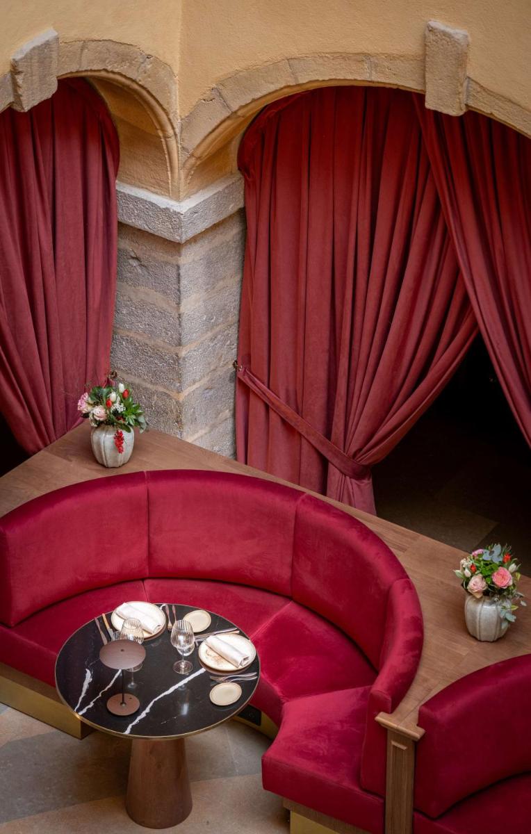 Coin salon dans l'établissement Cour des Loges Lyon, A Radisson Collection Hotel