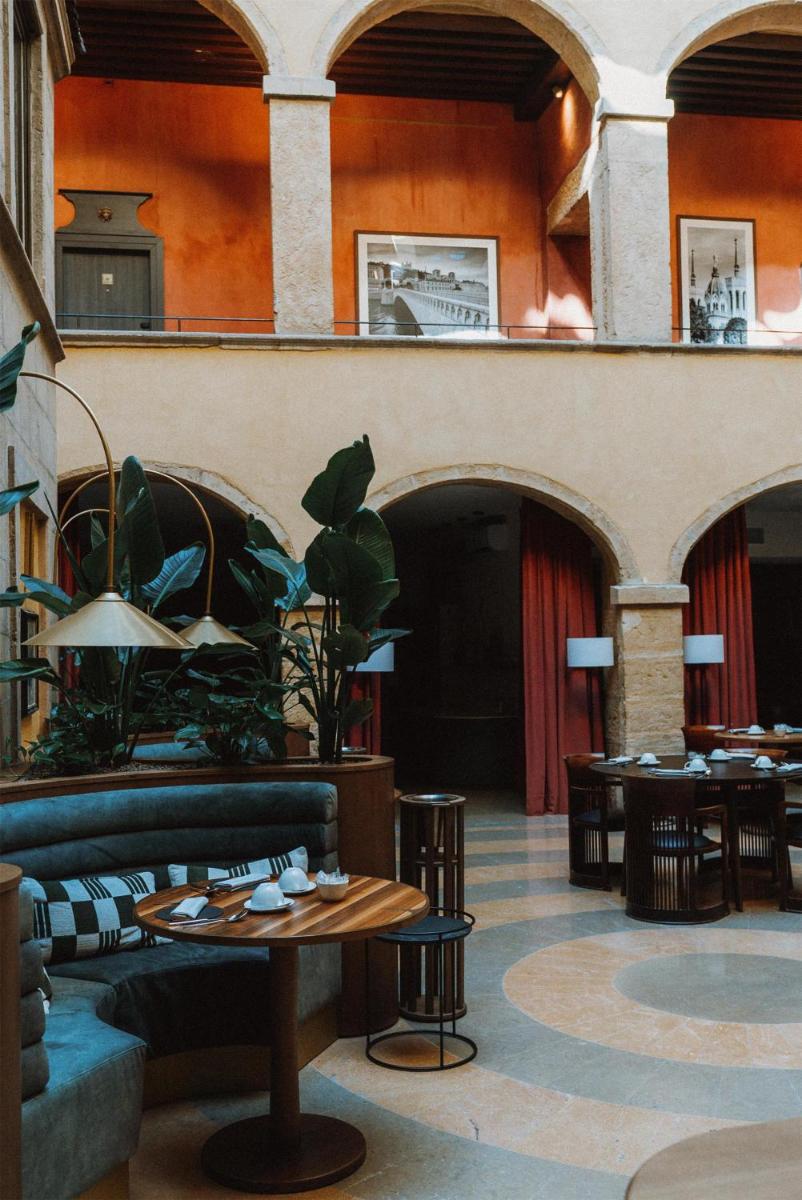 Coin salon dans l'établissement Cour des Loges Lyon, A Radisson Collection Hotel