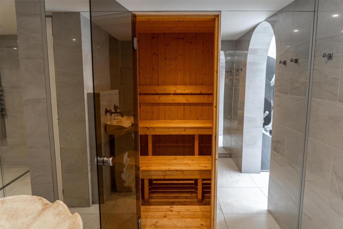 Salle de bains dans l'établissement Cour des Loges Lyon, A Radisson Collection Hotel