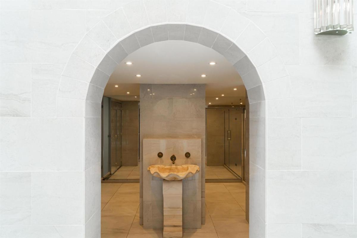 Salle de bains dans l'établissement Cour des Loges Lyon, A Radisson Collection Hotel