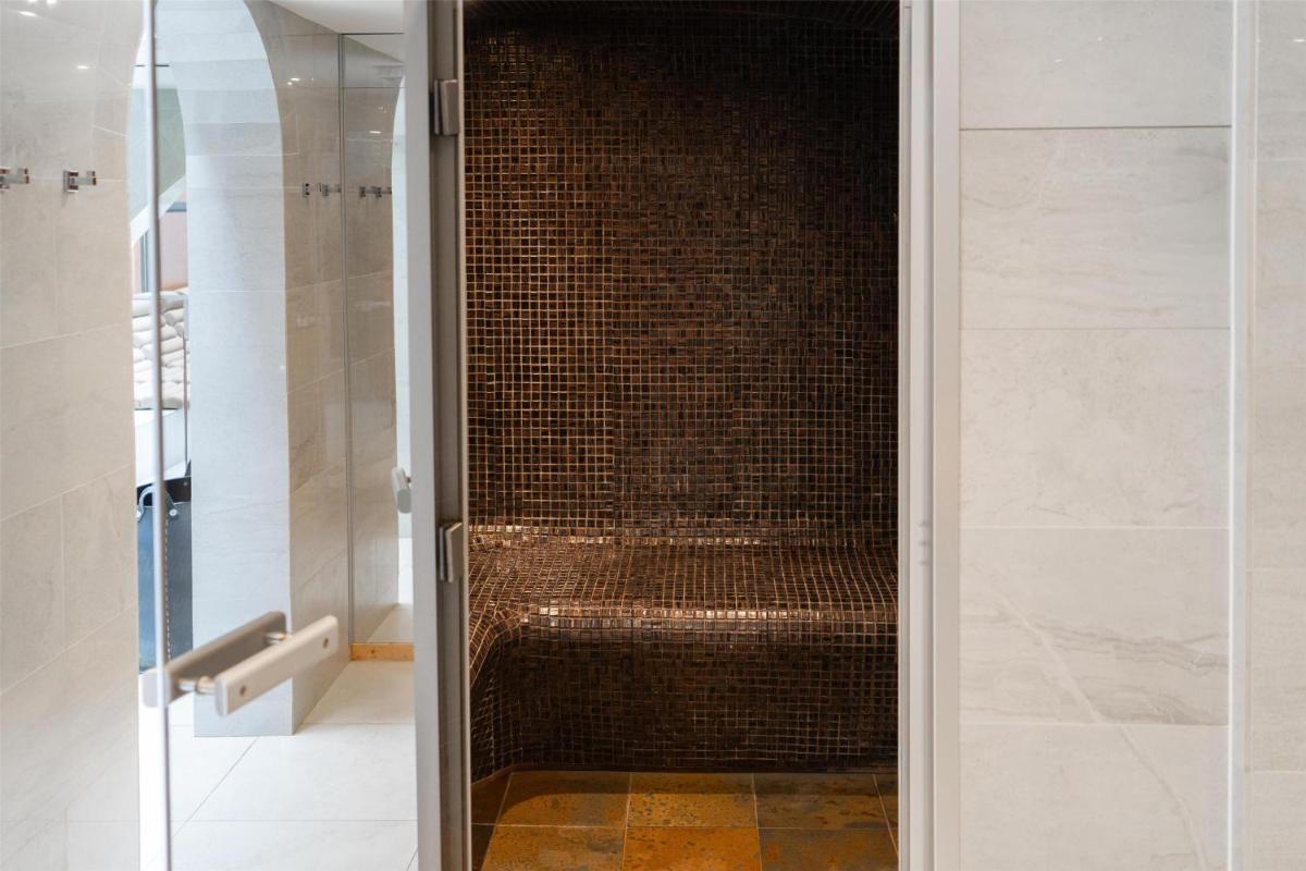 Salle de bains dans l'établissement Cour des Loges Lyon, A Radisson Collection Hotel