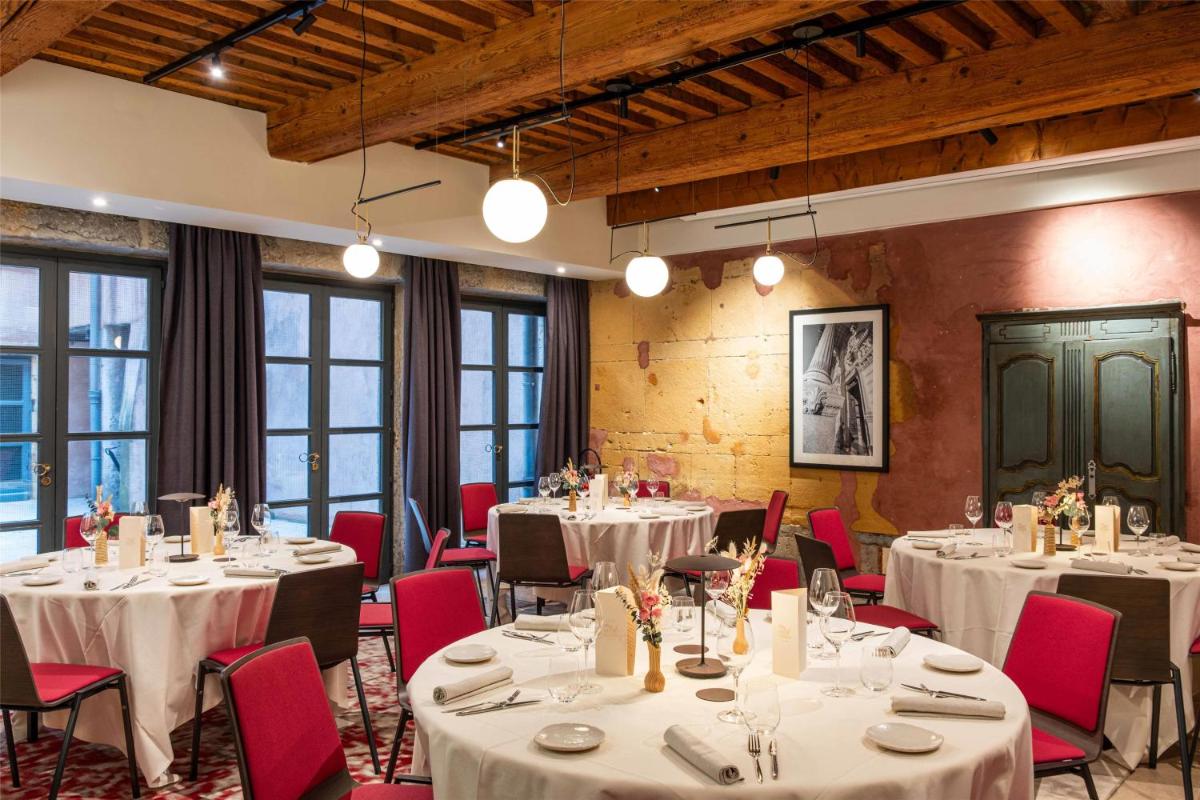 Restaurant ou autre lieu de restauration dans l'établissement Cour des Loges Lyon, A Radisson Collection Hotel