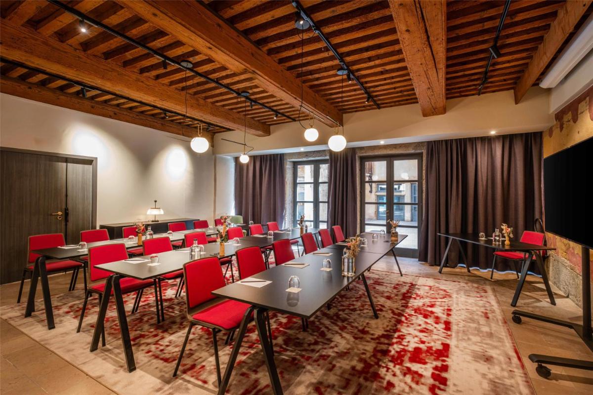 Coin salon dans l'établissement Cour des Loges Lyon, A Radisson Collection Hotel