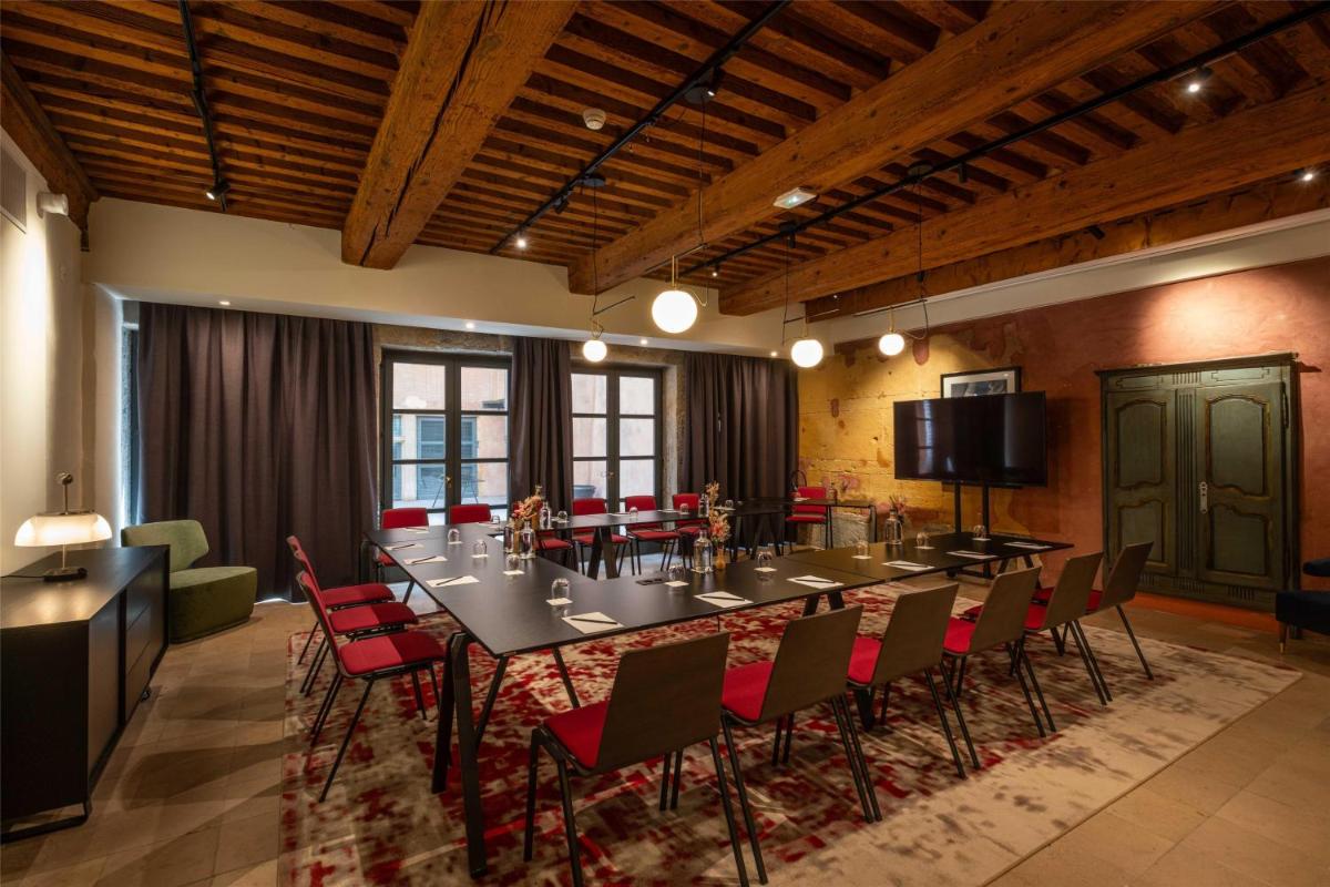 Télévision ou salle de divertissement dans l'établissement Cour des Loges Lyon, A Radisson Collection Hotel