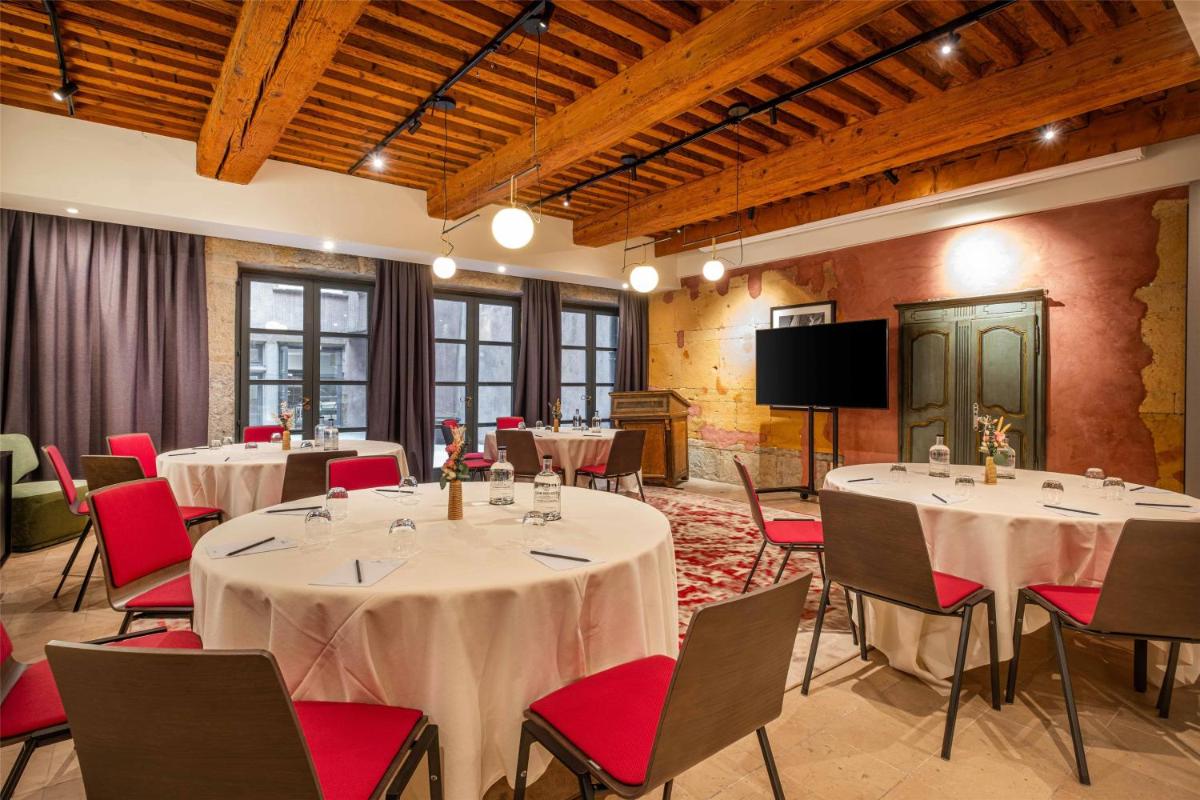 Télévision ou salle de divertissement dans l'établissement Cour des Loges Lyon, A Radisson Collection Hotel