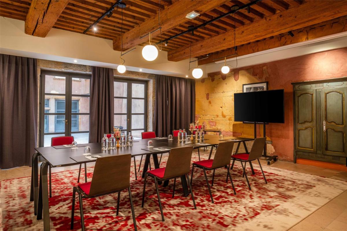 Télévision ou salle de divertissement dans l'établissement Cour des Loges Lyon, A Radisson Collection Hotel