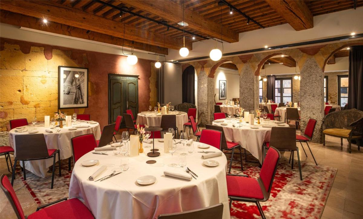 Restaurant ou autre lieu de restauration dans l'établissement Cour des Loges Lyon, A Radisson Collection Hotel
