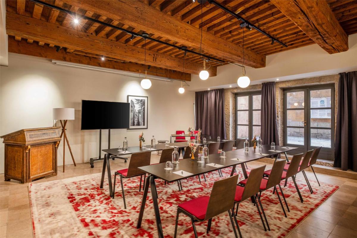 Télévision ou salle de divertissement dans l'établissement Cour des Loges Lyon, A Radisson Collection Hotel
