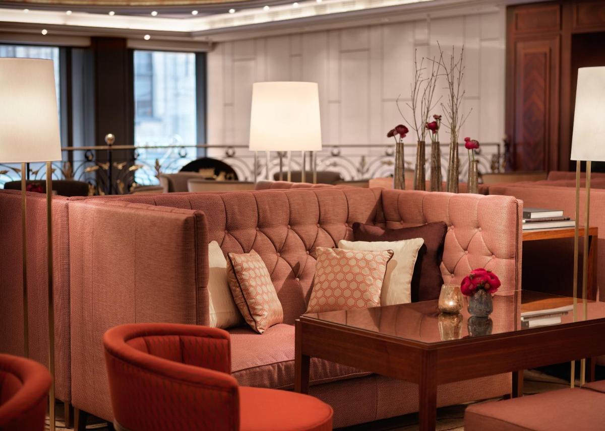 Ein Sitzbereich in der Unterkunft Breidenbacher Hof, Best Grandhotel 2025 - Die 101 Besten