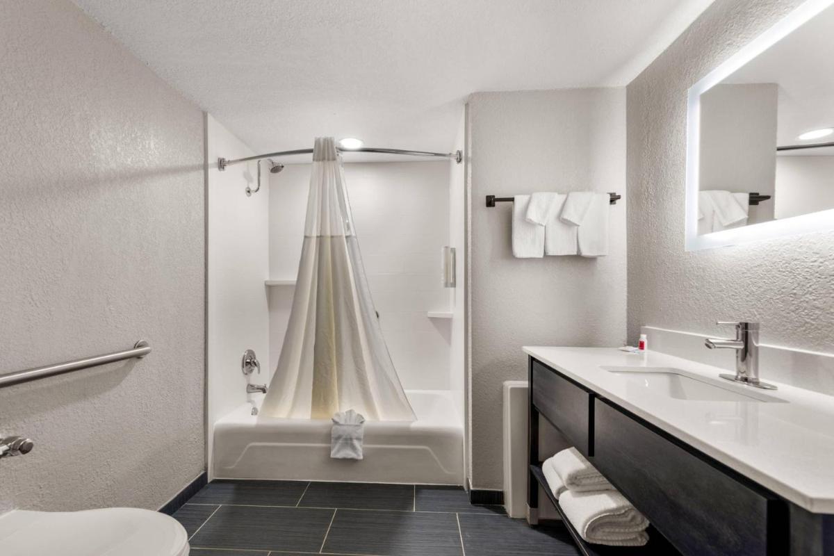 Clarion Pointe Rhinelander Downtown - Housity