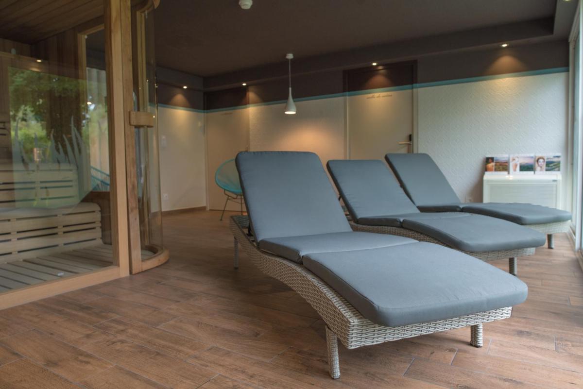 Coin salon dans l'établissement Logis Hôtel Domaine du Moulin Cavier - Restaurants & Spa