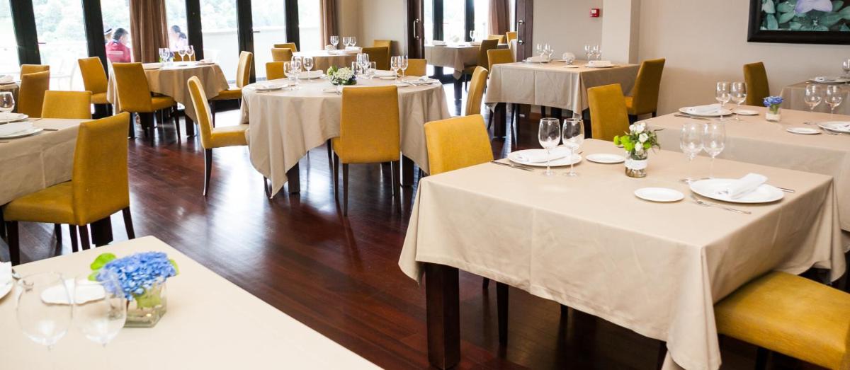 Un restaurante o sitio para comer en Hosteria de Torazo Nature Hotel & Spa
