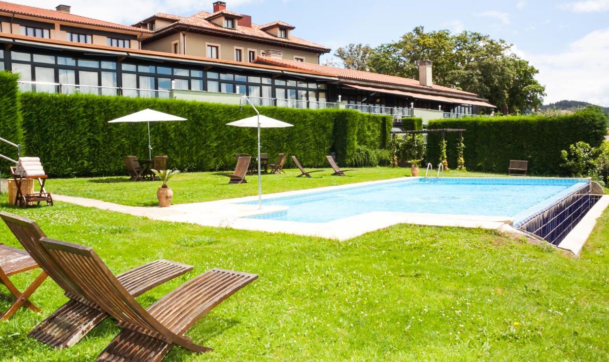 Piscina en o cerca de Hosteria de Torazo Nature Hotel & Spa