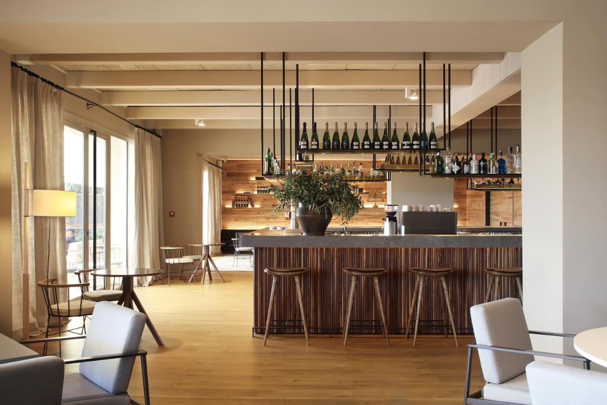El salón o zona de bar de Hotel Peralada Wine Spa & Golf