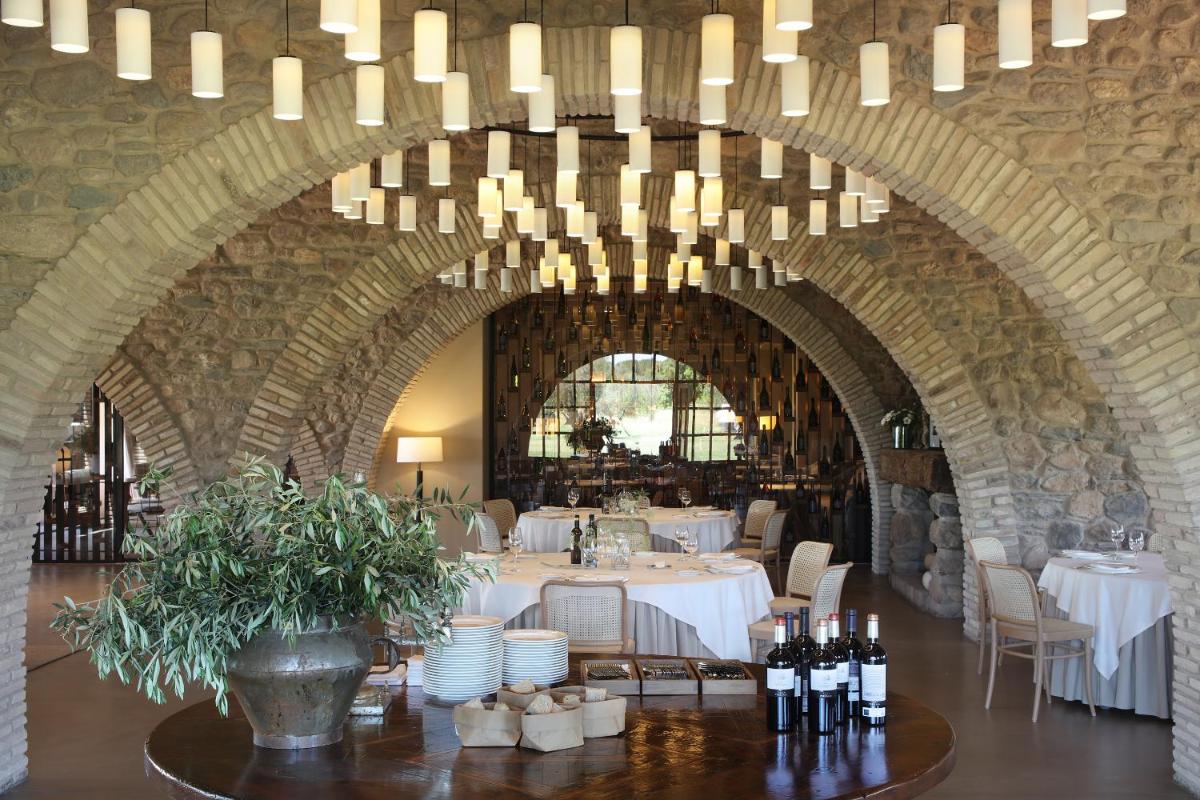 Un restaurante o sitio para comer en Hotel Peralada Wine Spa & Golf