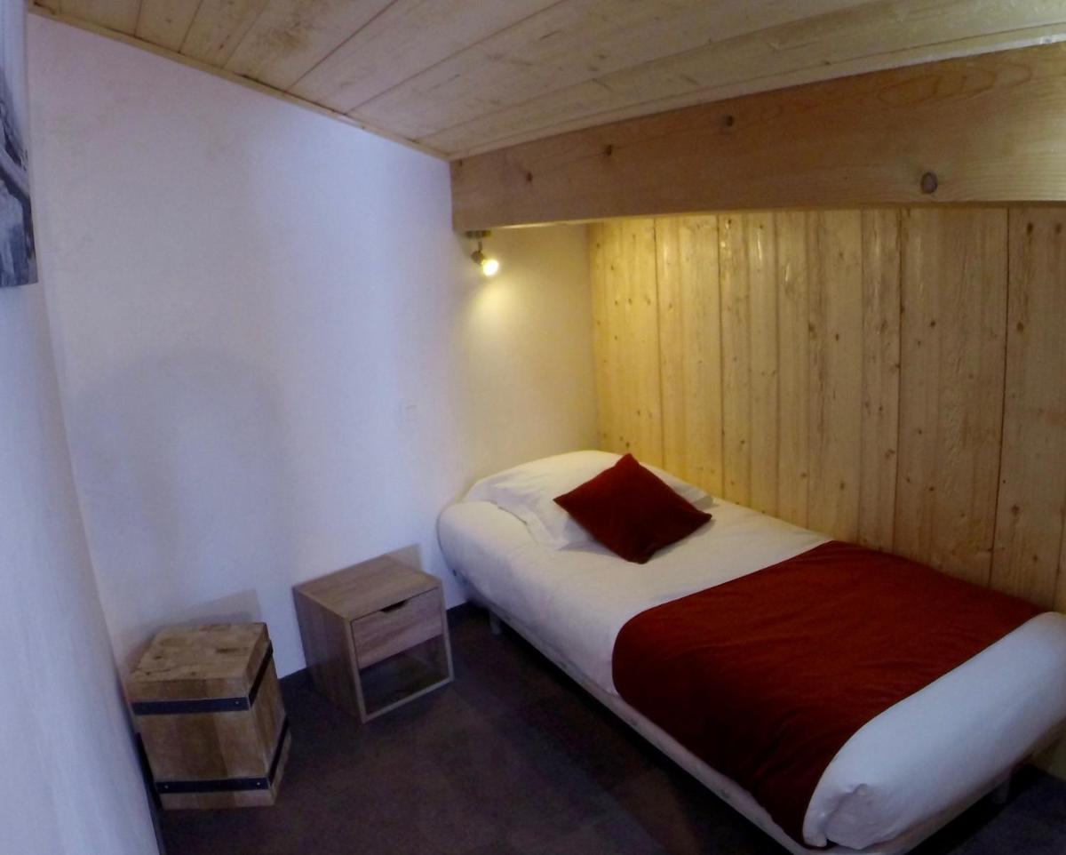 Un ou plusieurs lits dans un hébergement de l'établissement Hôtel Les Côtes, Résidence Loisirs et Chalets