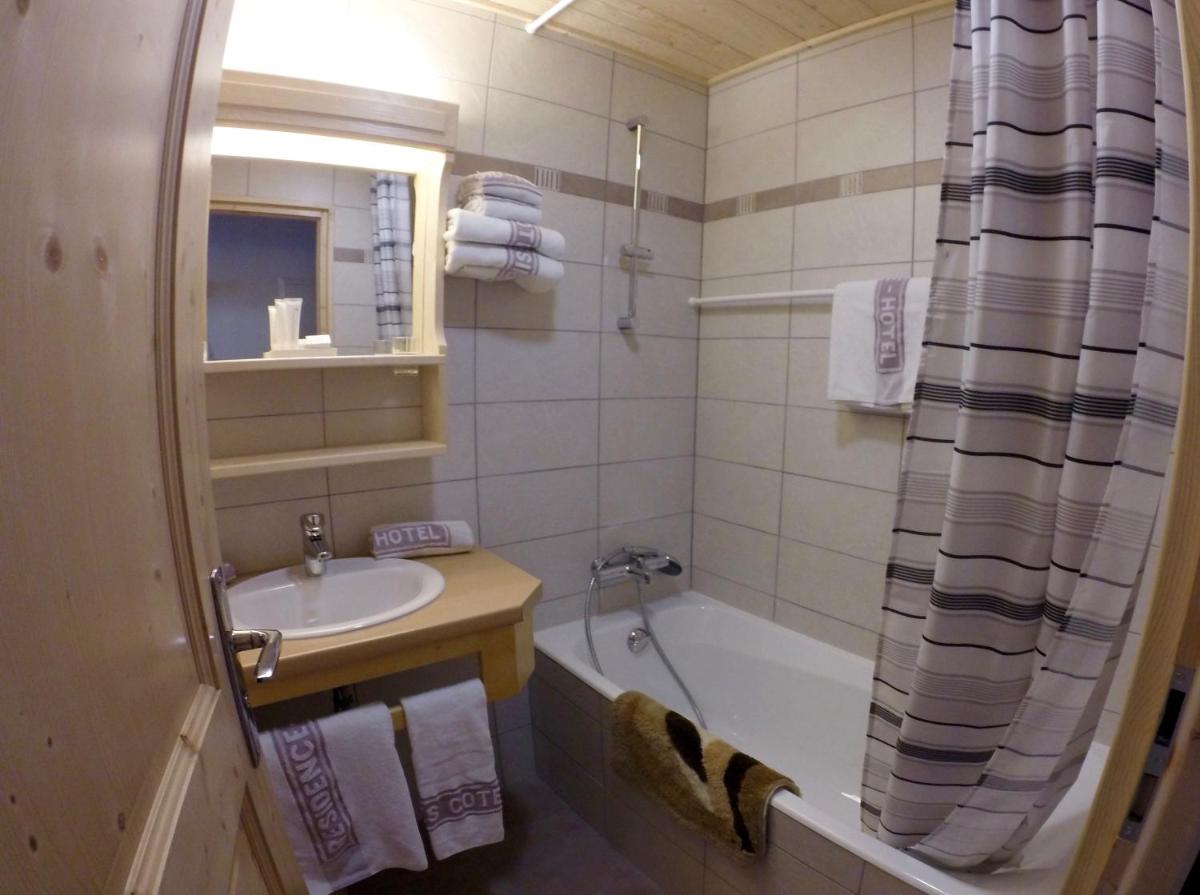 Salle de bains dans l'établissement Hôtel Les Côtes, Résidence Loisirs et Chalets