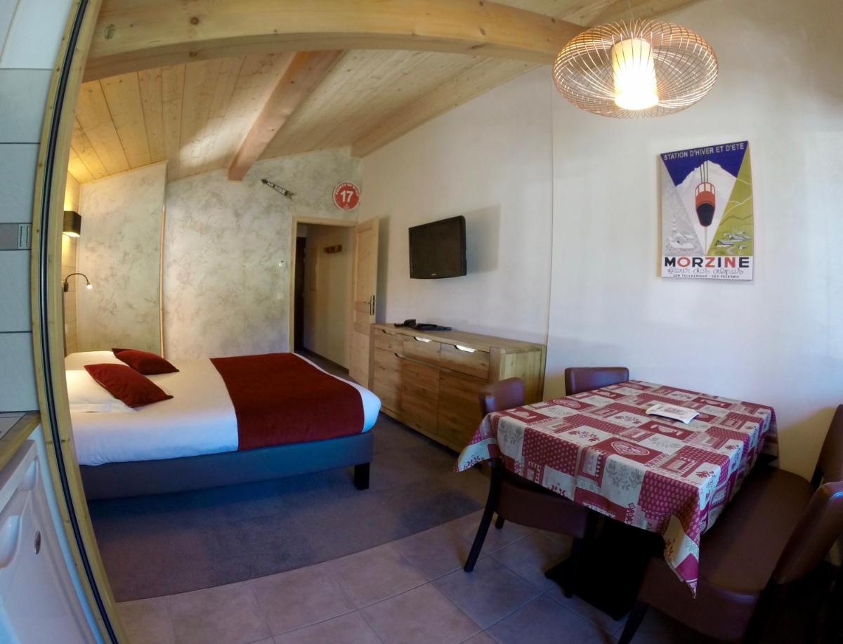 Un ou plusieurs lits dans un hébergement de l'établissement Hôtel Les Côtes, Résidence Loisirs et Chalets