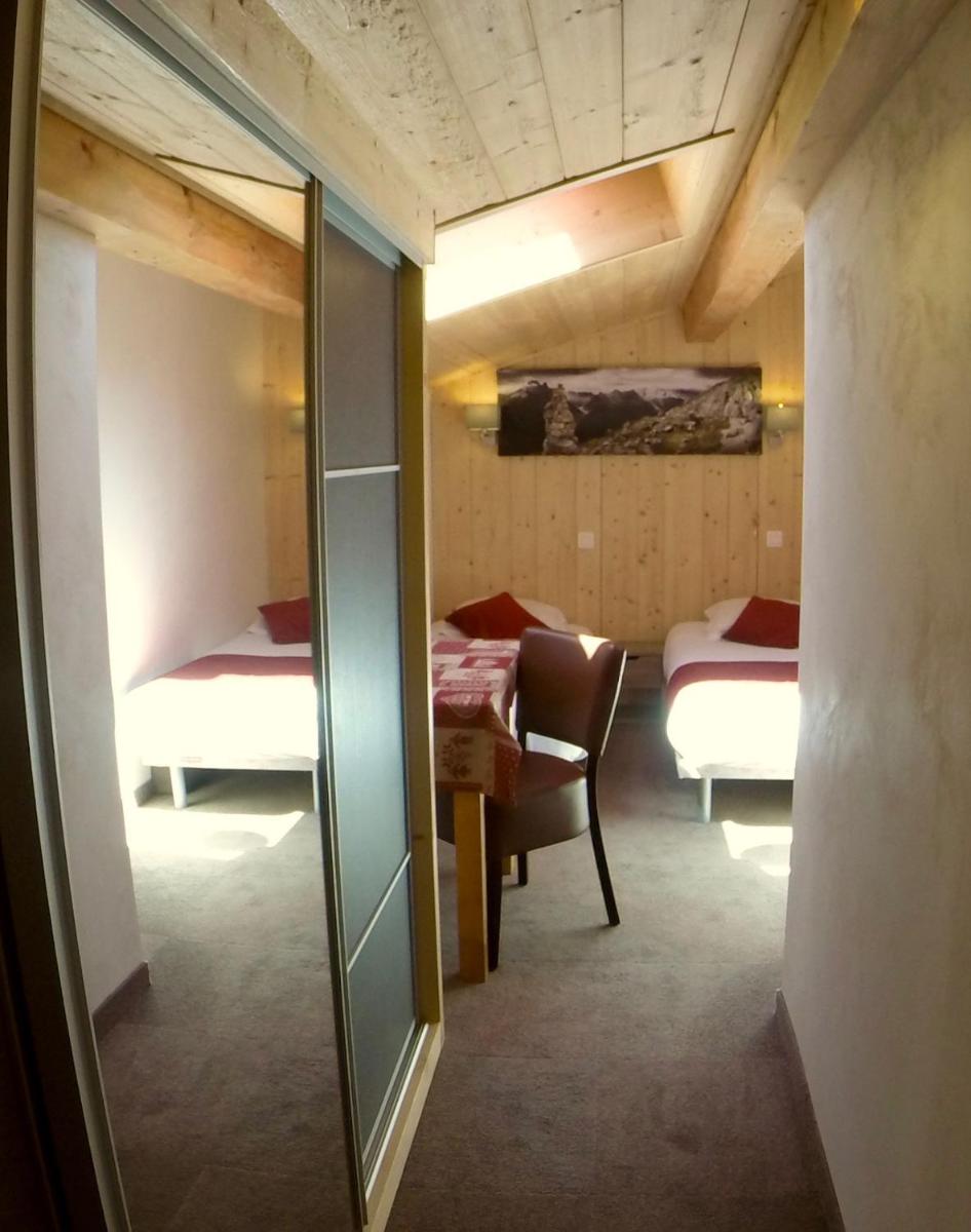 Coin salon dans l'établissement Hôtel Les Côtes, Résidence Loisirs et Chalets