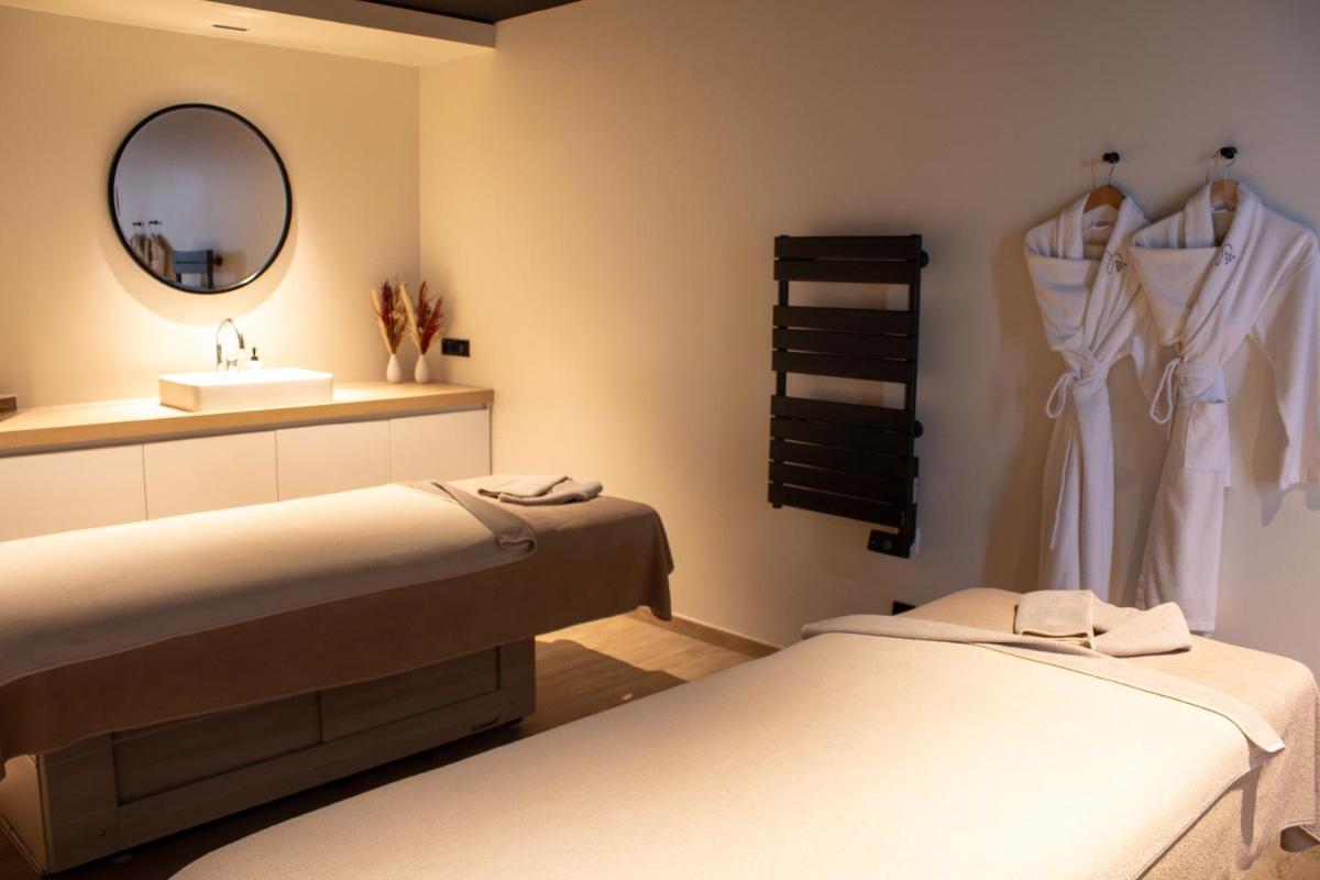 Un ou plusieurs lits dans un hébergement de l'établissement Le Richebourg Hôtel, Restaurant & Spa