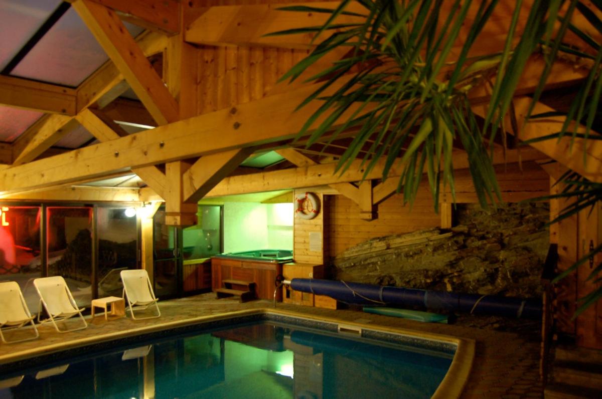Piscine de l'établissement Hôtel Les Côtes, Résidence Loisirs et Chalets ou située à proximité