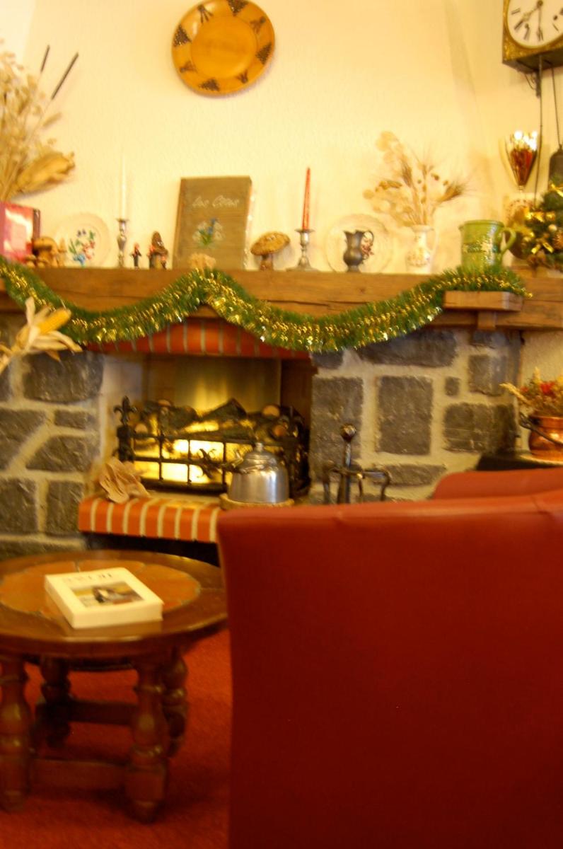 Coin salon dans l'établissement Hôtel Les Côtes, Résidence Loisirs et Chalets