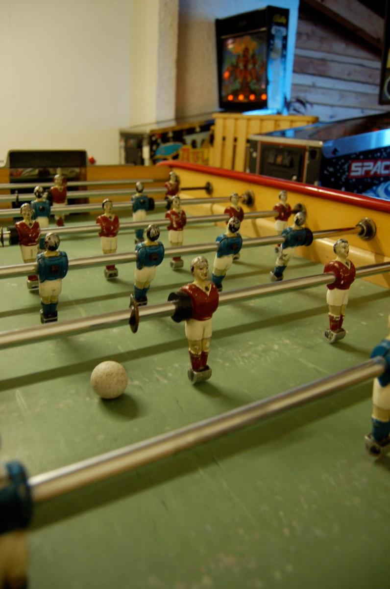 Salle de jeux dans l'établissement Hôtel Les Côtes, Résidence Loisirs et Chalets