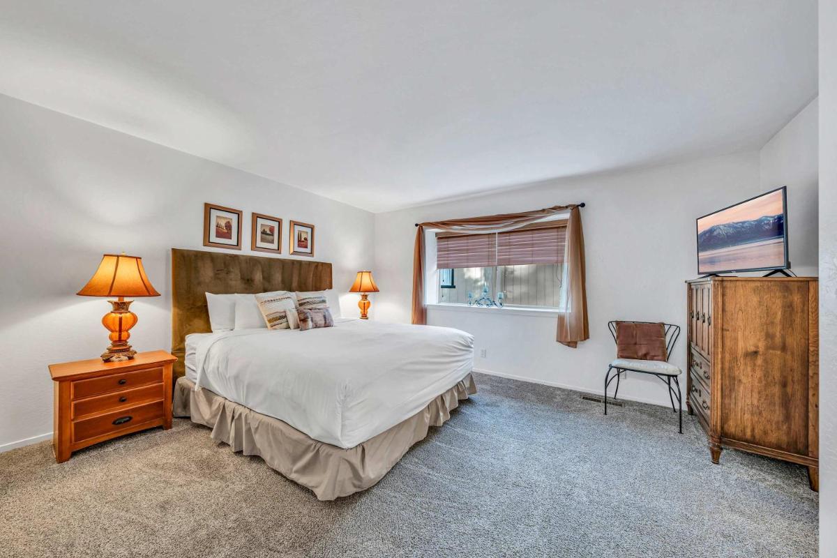 Modern 3BD -Walk to Lake &amp; Beach - Housity