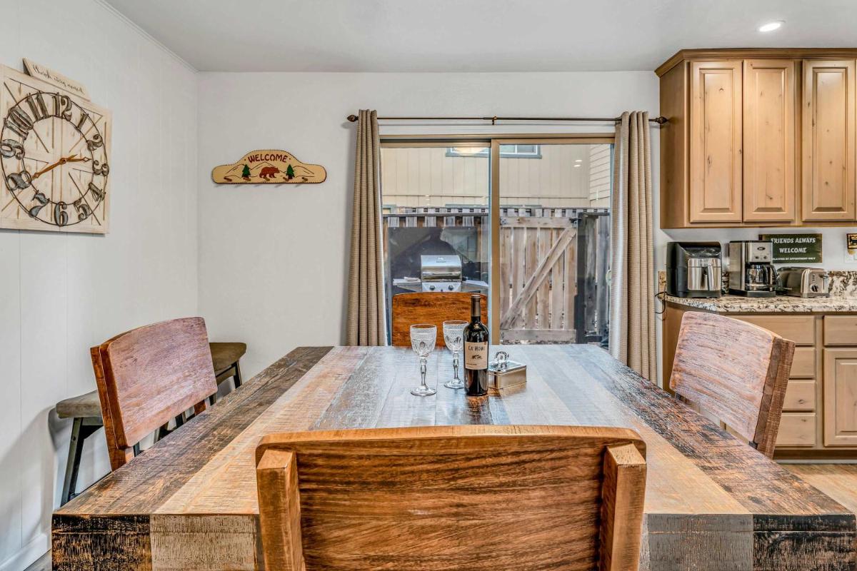 Modern 3BD -Walk to Lake & Beach - Housity