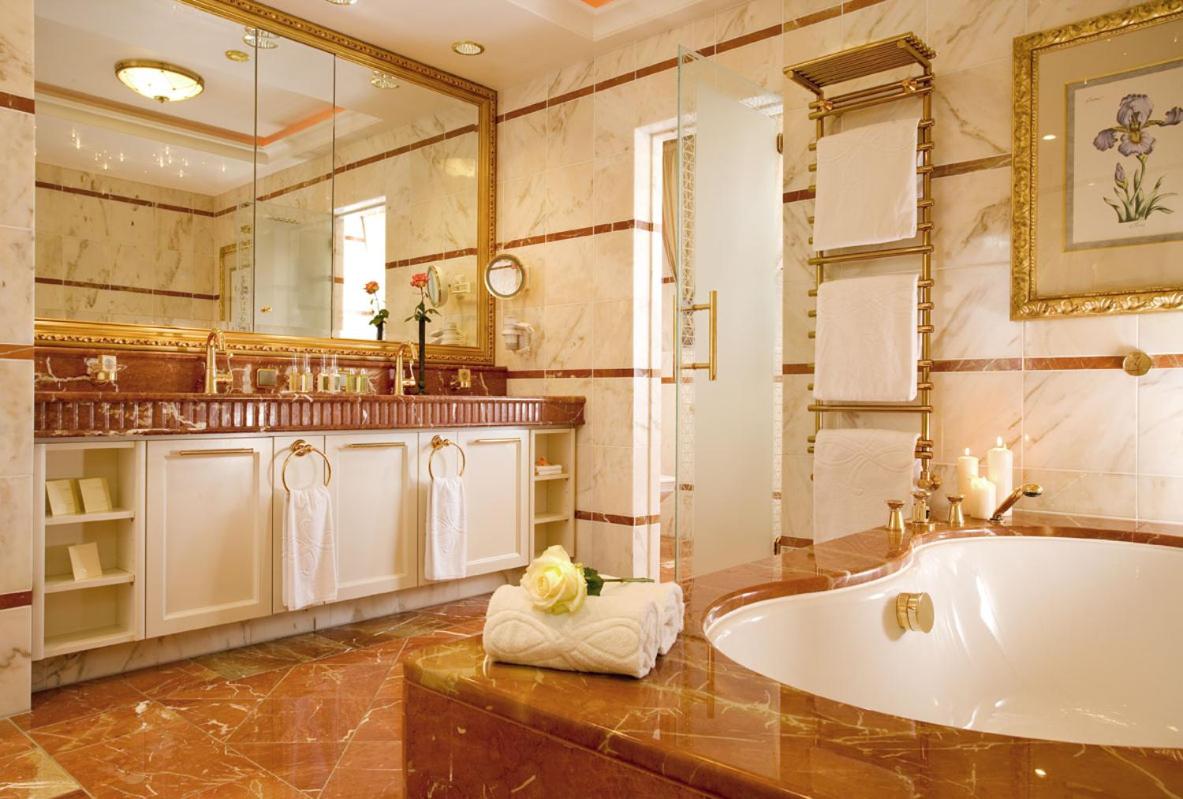 Ein Badezimmer in der Unterkunft Althoff Seehotel Überfahrt