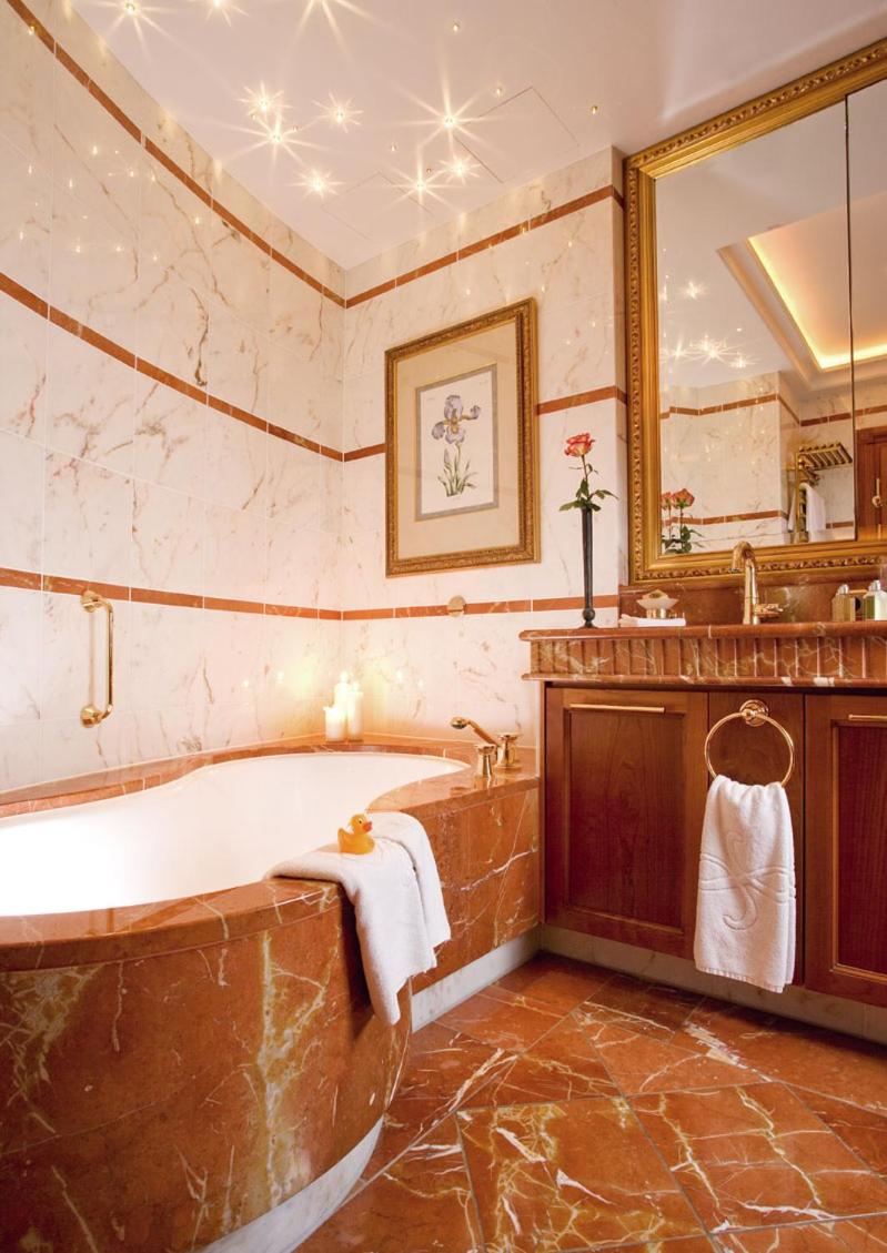 Ein Badezimmer in der Unterkunft Althoff Seehotel Überfahrt