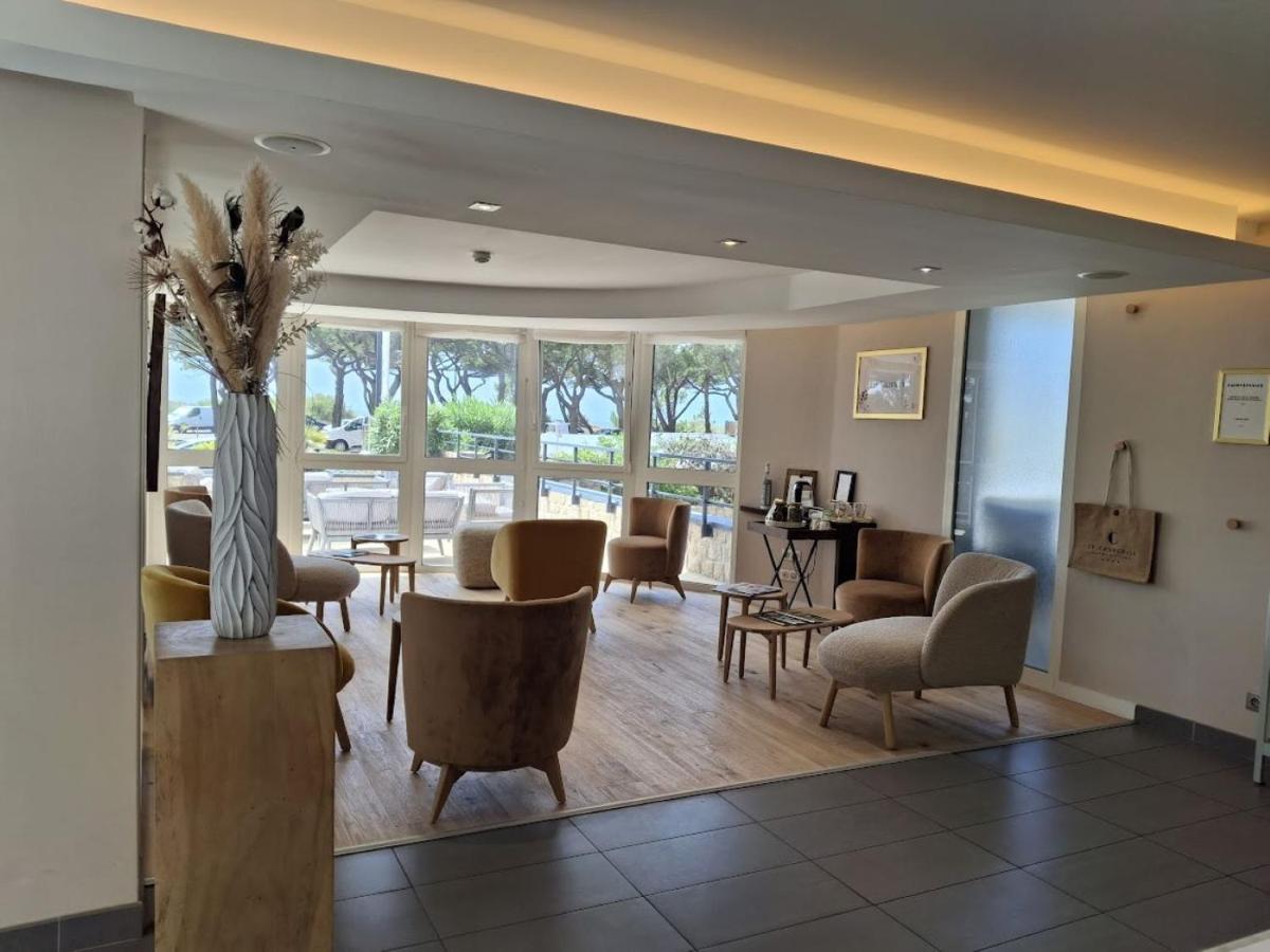 Coin salon dans l'établissement Le Churchill Hôtel & Spa
