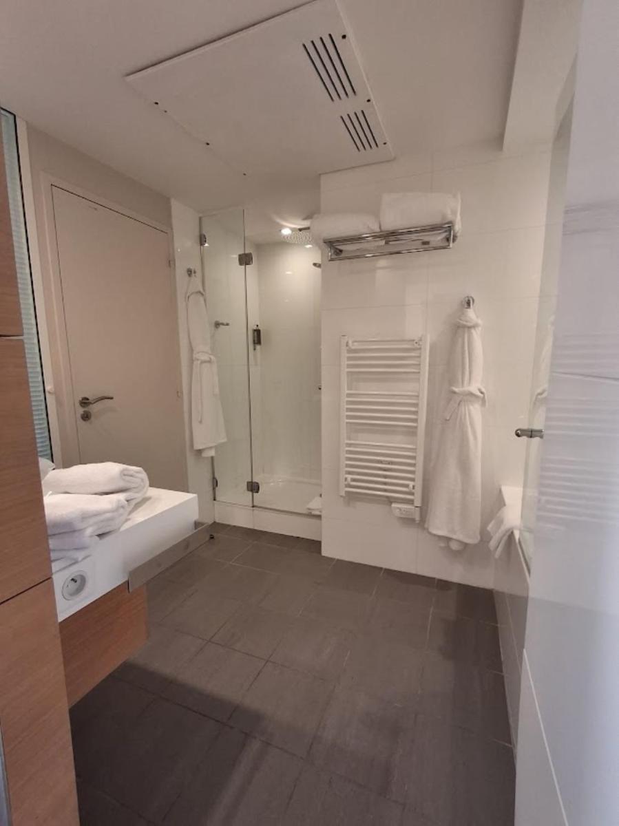 Salle de bains dans l'établissement Le Churchill Hôtel & Spa