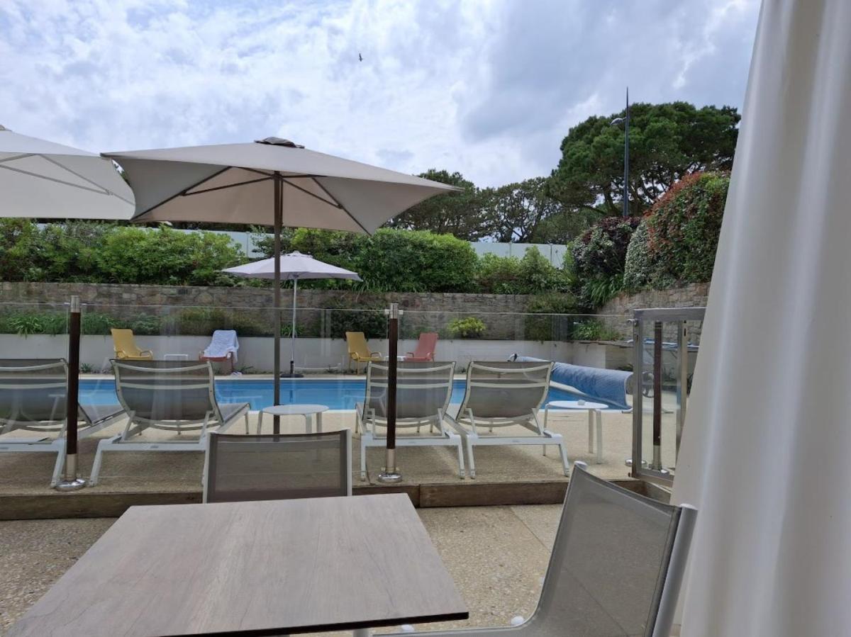 Piscine de l'établissement Le Churchill Hôtel & Spa ou située à proximité